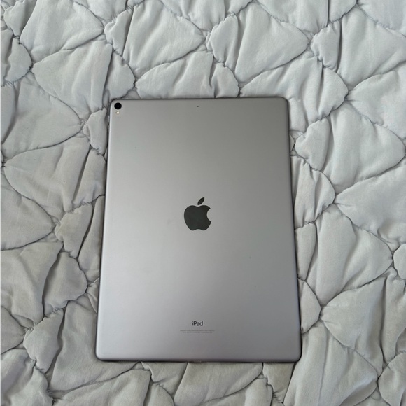 iPad Pro 12.9 Inch 2nd Generation. Excellent Condition - Picture 4 of 6
